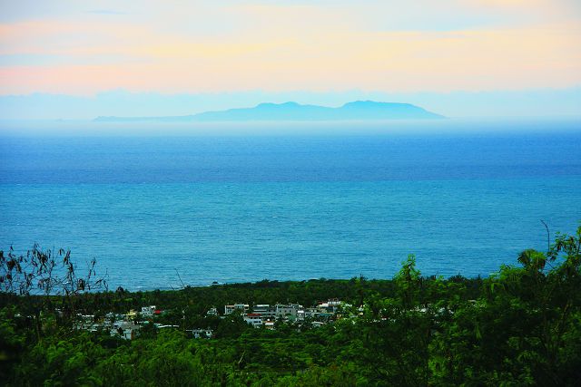 臺灣東部島嶼沐浴在水溫、鹽度較高、顏色較深的黑潮中，圖中島嶼為綠島／范震華攝